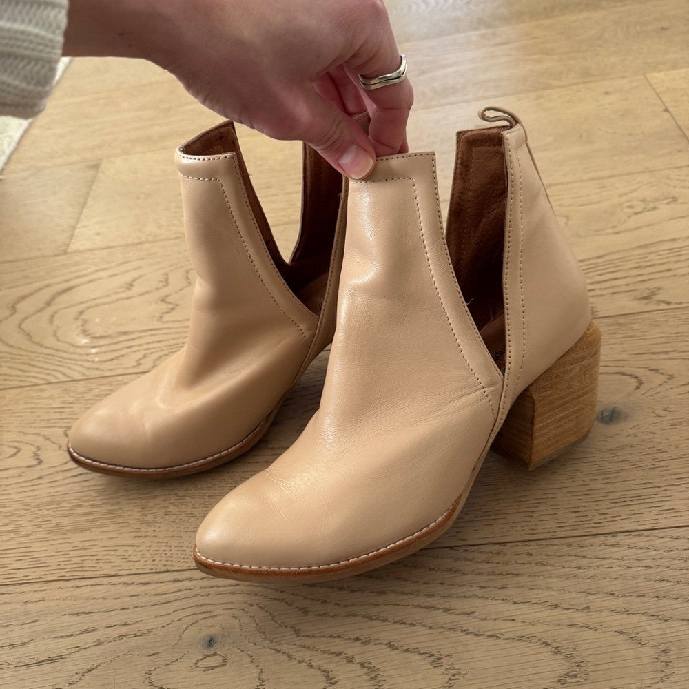 Jeffrey Campbell Neutral Leather Block-Heel Ankle Boots - Beige